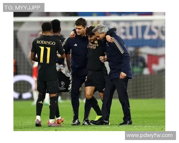 足球场上球星遭遇严重伤情提前离场球迷与队友共同为其祈祷恢复健康